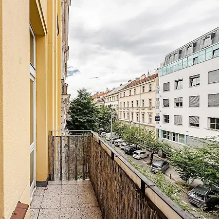 Charming Downtown Apartment *